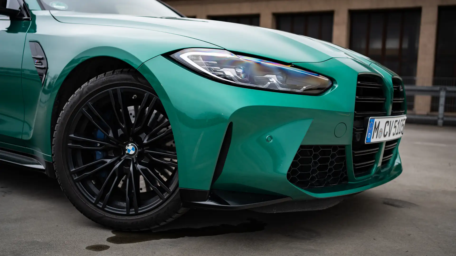 BMW M3 green front right with black rim in detail